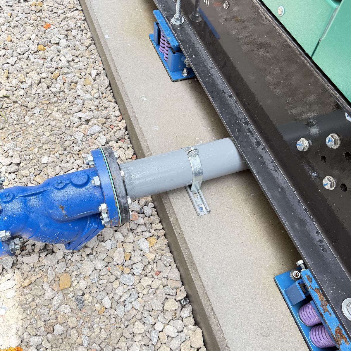 Gas connection to the generator base
